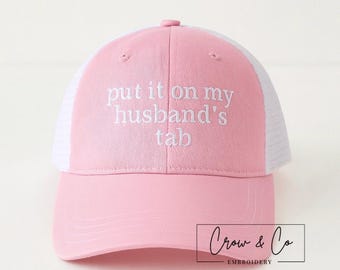 Ponlo en la cuenta de mi marido / Gorra de camionero divertida para mujer / Gorra bordada rosa y blanca / Bordado de Crow and Co