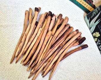 Épingle à cheveux en bois de noyer sculpté à la main