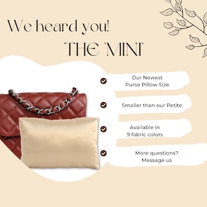 Puede incluir: Un bolso acolchado rojo con una correa de cadena plateada y un coj&iacute;n de bolso beige. El texto 'We heard you! THE 'MINI' se muestra sobre el bolso. El texto 'Our Newest Purse Pillow Size' se muestra a la derecha del bolso. El texto 'Smaller than our Petite' se muestra debajo del primer texto. El texto 'Available in 9 fabric colors' se muestra debajo del segundo texto. El texto 'More questions? Message us' se muestra debajo del tercer texto.