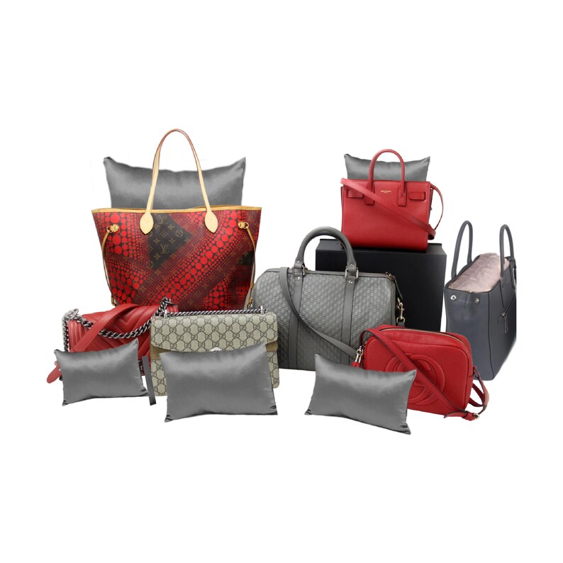 Puede incluir: Una colecci&oacute;n de bolsos de dise&ntilde;o en varios colores y estilos, incluyendo rojo, negro y gris. Los bolsos est&aacute;n dispuestos sobre un fondo blanco y est&aacute;n acompa&ntilde;ados de insertos de tela gris.