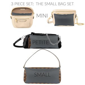Puede incluir: Un conjunto de tres bolsos de diferentes tama&ntilde;os: Mini, Petite y Small. Los bolsos est&aacute;n hechos de una tela estampada en marr&oacute;n y beige con un forro gris. Los bolsos tienen una correa para el hombro y un asa superior.