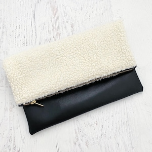 Faux Shearling & Schwarze Kunstleder Foldover Clutch - Geschenk für sie, Geburtstag, Jahrestag, Brautjungfern, Herbst