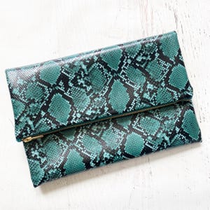 Cartera plegable de piel sintética con estampado de serpiente verde azulado: regalo para ella, cumpleaños, aniversario y dama de honor.