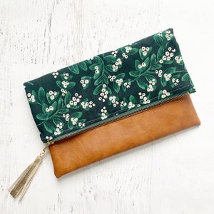 Holly Holiday Print Rifle Paper Co Canvas & Brown Faux Leather Foldover Clutch - Prezent dla niej, Urodziny, Rocznica, Druhna