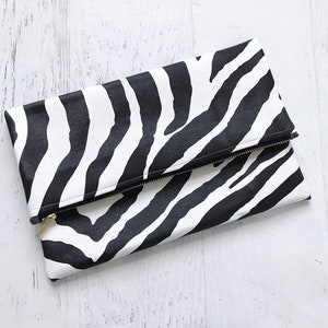 Black & White Zebra Print Kunstleder Foldover Clutch - Geschenk für sie, Geburtstag, Jahrestag, Brautjungfer