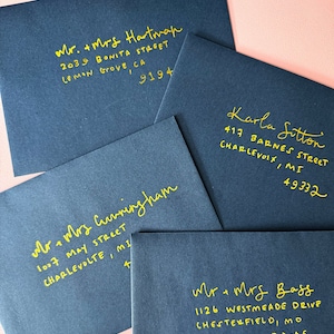 ENVELOPPEN MET HANDGELETTERDE / Adressering aangepaste envelop / Trouwenveloppen / Handbelettering / Moderne kalligrafie / Gastenlijst / Aangepaste kleuren