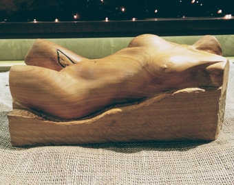 The girl with the knot tattoo. A wooden sculpture.