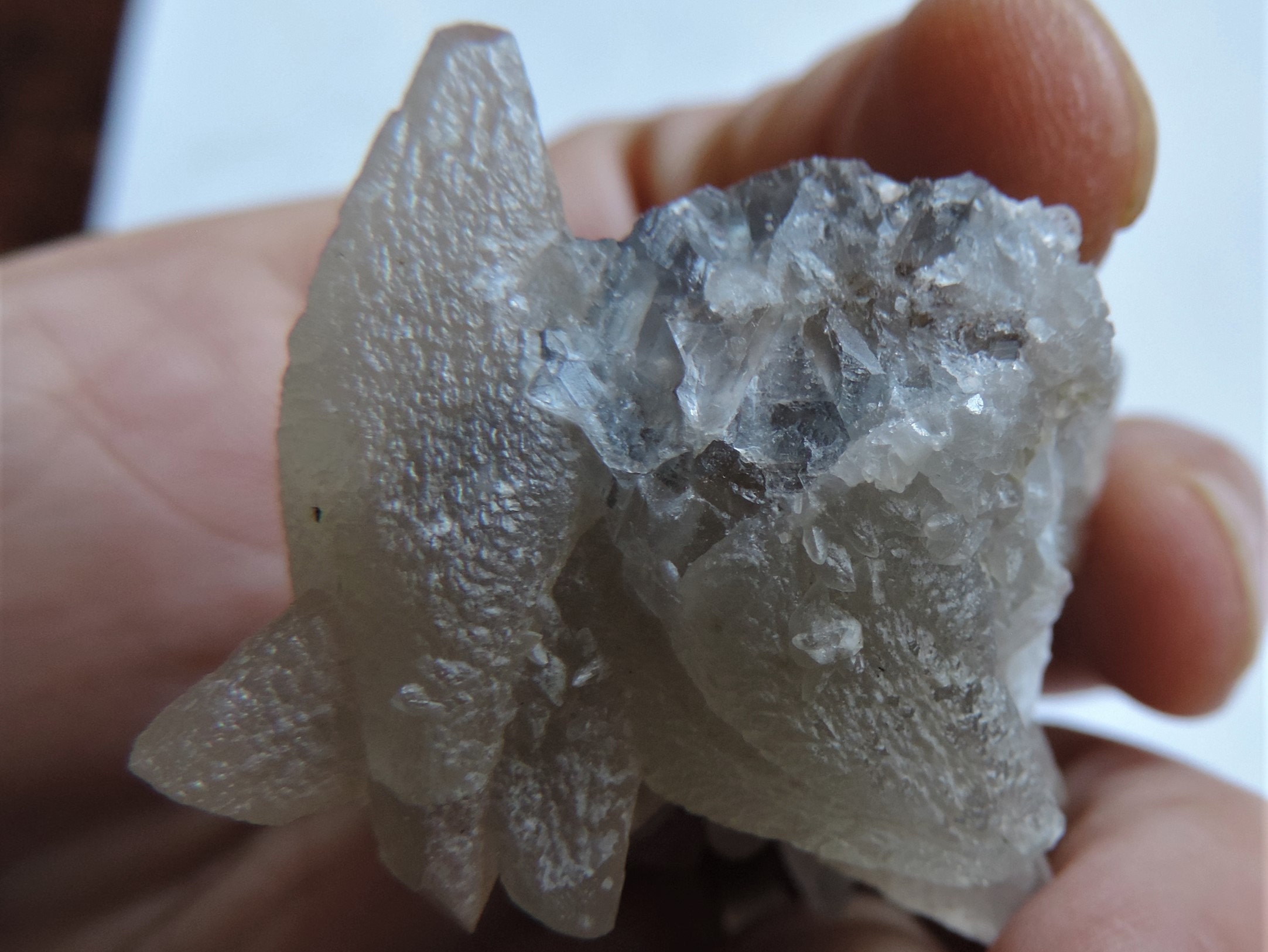 Cristaux de Calcite en Dent Chien sur Matrice Fluorite 63