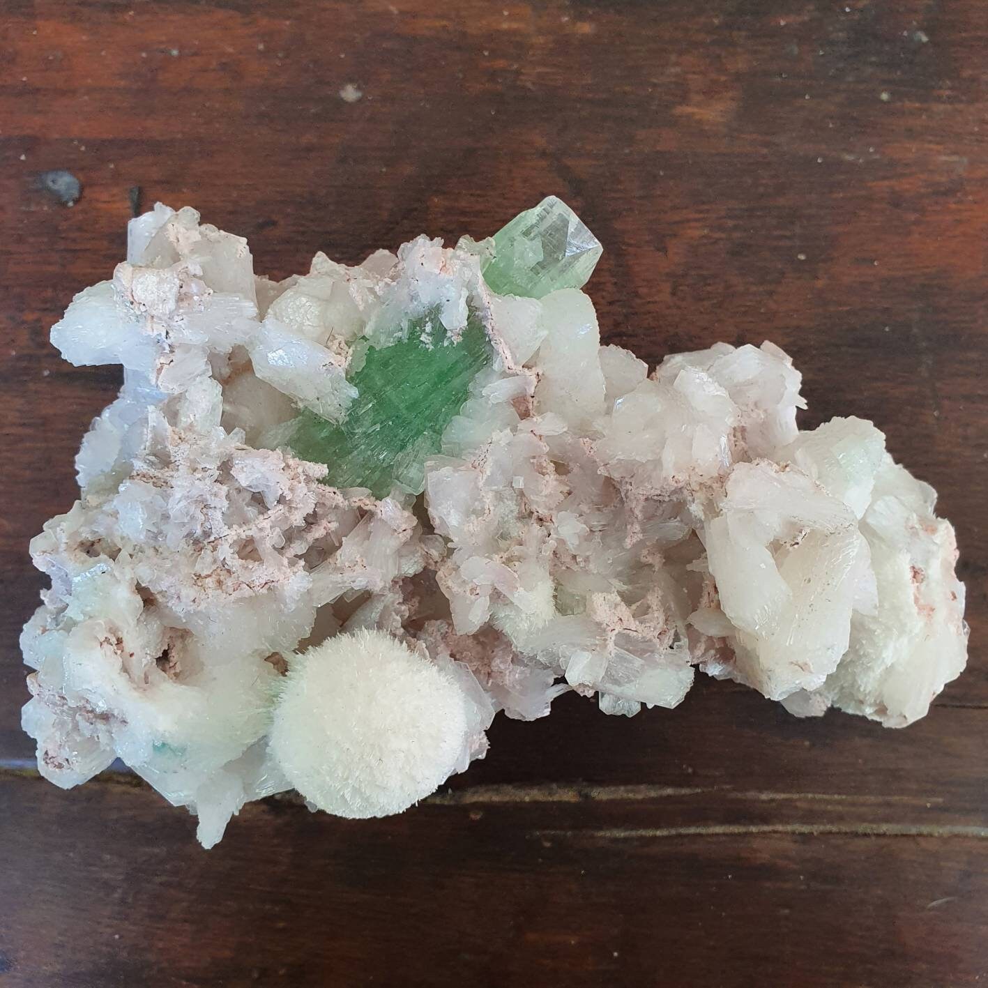 Apophyllite Verte avec Stilbite et Mordenite de Maharashtra en Inde. 187 X 104 108 mm.