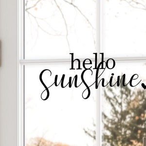 Strahlende 'Hello Sunshine' Aufkleber in eleganter Schreibschrift - Perfekte Fensterdeko.  Verwandle dein Zuhause mit unserem bezaubernden 'Hello Sunshine' Aufkleber! Dieser atemberaubende Sticker, in der Größe 8x20 cm, zaubert mit seiner eleganten Schreibschrift ein Lächeln auf jedes Gesicht. Ideal als Fensterbild.