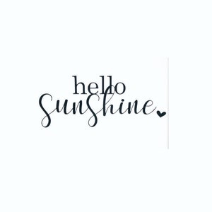 Strahlende 'Hello Sunshine' Aufkleber in eleganter Schreibschrift - Perfekte Fensterdeko.  Verwandle dein Zuhause mit unserem bezaubernden 'Hello Sunshine' Aufkleber! Dieser atemberaubende Sticker, in der Größe 8x20 cm, zaubert mit seiner eleganten Schreibschrift ein Lächeln auf jedes Gesicht. Ideal als Fensterbild.
