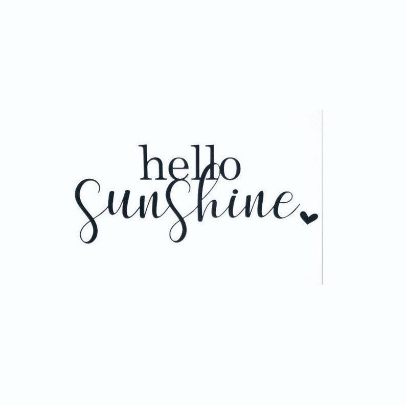 Strahlende 'Hello Sunshine' Aufkleber in eleganter Schreibschrift - Perfekte Fensterdeko.  Verwandle dein Zuhause mit unserem bezaubernden 'Hello Sunshine' Aufkleber! Dieser atemberaubende Sticker, in der Größe 8x20 cm, zaubert mit seiner eleganten Schreibschrift ein Lächeln auf jedes Gesicht. Ideal als Fensterbild.