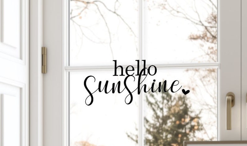 Strahlende 'Hello Sunshine' Aufkleber in eleganter Schreibschrift - Perfekte Fensterdeko.  Verwandle dein Zuhause mit unserem bezaubernden 'Hello Sunshine' Aufkleber! Dieser atemberaubende Sticker, in der Größe 8x20 cm, zaubert mit seiner eleganten Schreibschrift ein Lächeln auf jedes Gesicht. Ideal als Fensterbild.