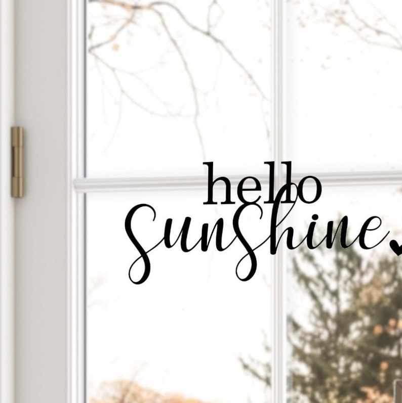 Strahlende 'Hello Sunshine' Aufkleber in eleganter Schreibschrift - Perfekte Fensterdeko.  Verwandle dein Zuhause mit unserem bezaubernden 'Hello Sunshine' Aufkleber! Dieser atemberaubende Sticker, in der Größe 8x20 cm, zaubert mit seiner eleganten Schreibschrift ein Lächeln auf jedes Gesicht. Ideal als Fensterbild.