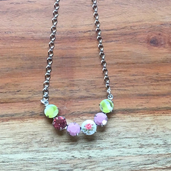 vintage Collier délicat avec pendentif camée en cristal strass et rose Vert citron / blanc Givre, rose, rose et rose camée rose Plaqué argent