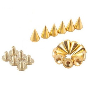 Puede incluir: Colección de tachuelas cónicas y tachuelas con tornillo de metal dorado. Las tachuelas están dispuestas en grupos, mostrando sus diseños puntiagudos y circulares. Ideal para proyectos de bricolaje y añadir un toque decorativo.