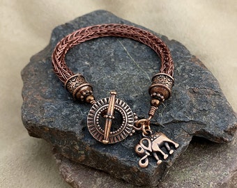Op Oost-Indisch geïnspireerde olifant bedel vintage koperen Viking gebreide armband