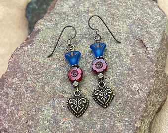 Boucles d'oreilles en forme de cœur en laiton, tulipe bleue, hibiscus rouge, verre tchèque, filigrane, cœur