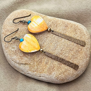 Spiny Oyster Hearts mit Dornröschen Türkis und gesprenkelte Messing Ohrhänger