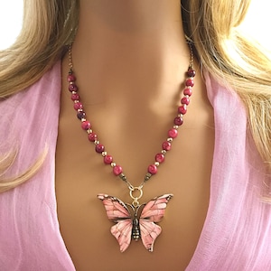 Collar con colgante de mariposa rosa: latón, cuentas de concha, joyería bohemia