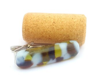 Pinza de corbata hecha con botella de vino reciclada/Barra de corbata de vidrio reciclado marrón amarillento/Regalo para bodas/Pinza de corbata para padrinos de boda