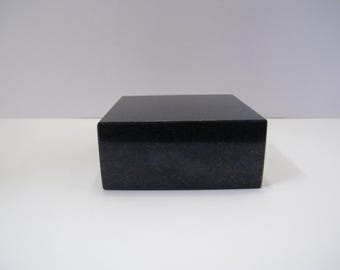 Base de escultura de granito negro - Exhibición de arte de 4" x 4". No hay tamaños personalizados disponibles.