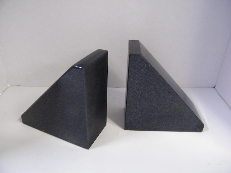 Puede incluir: Dos sujetalibros de granito gris oscuro, cada uno con forma de tri&aacute;ngulo rect&aacute;ngulo. Los sujetalibros tienen un acabado pulido y est&aacute;n dise&ntilde;ados para mantener los libros en posici&oacute;n vertical. Un art&iacute;culo decorativo y funcional.