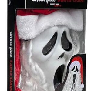 Puede incluir: Una máscara blanca de Ghost Face con un gorro de Papá Noel rojo y blanco y una barba blanca. El paquete dice "Ghost Face Santa Claus".