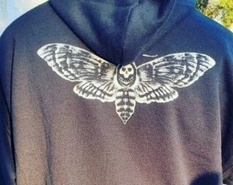Handgezeichnete Death Moth Hoodie im Cottagecore Goth Stil