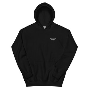 Puede incluir: Sudadera con capucha negra con un bolsillo delantero y un peque&ntilde;o dise&ntilde;o de polilla bordada en el pecho. La sudadera tiene una capucha con cord&oacute;n y est&aacute; hecha de un tejido suave.
