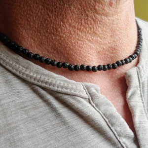 Herren schwarze Lava Perlen Halskette oder Choker, minimalistische schwarze Halskette für Männer, kleine 4 mm Lavastein Perlen