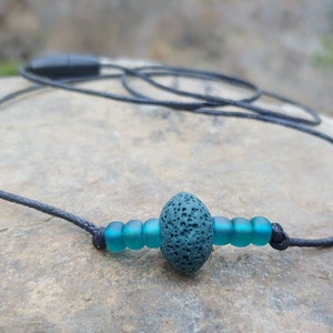 Flickhalsband med lavastenspridare i teal, aromaterapismycken