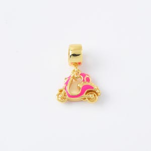 Delicato ciondolo a forma di moto, ciondolo a forma di scooter in smalto rosa bianco e nero riempito in oro, con cauzione, 21 x 16 mm, CP2114