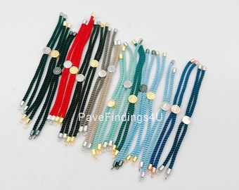 Könnte beinhalten: Eine Sammlung verstellbarer Kordelarmbänder in verschiedenen Farben, darunter Dunkelgrün, Rot, Schwarz, Beige, Hellblau und Dunkelblau. Jedes Armband verfügt über einen verschiebbaren Metallanhänger mit Blattmotiv und Metallendkappen. Der Text PaveFindings4U ist sichtbar.