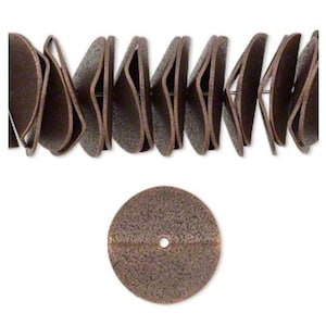 Peut inclure: Un brin de perles en métal brun avec une perle plate, ronde, en métal brun avec un trou au centre.