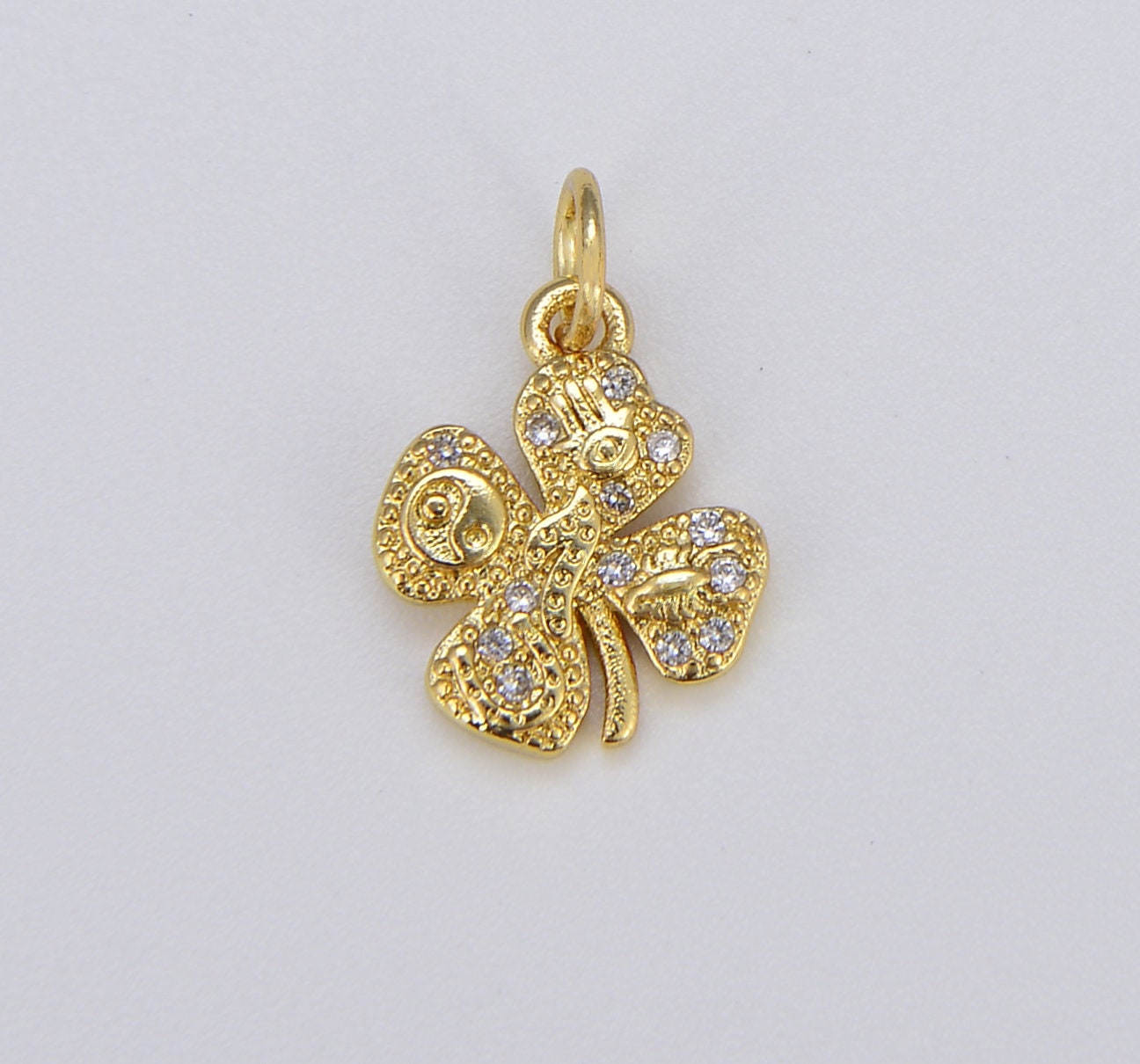 18K ゴールド 四つ葉のクローバー チャーム、上品なクローバー