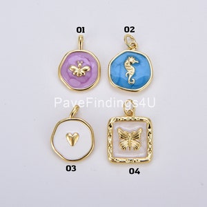 Puede incluir: Cuatro encantos de tono dorado con acentos de esmalte. Los encantos presentan una abeja, un caballito de mar, un corazón y una mariposa. Los encantos están numerados del 01 al 04.