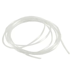 Puede incluir: Primer plano de un tubo flexible transparente blanco. El tubo est&aacute; enrollado y parece estar hecho de pl&aacute;stico.
