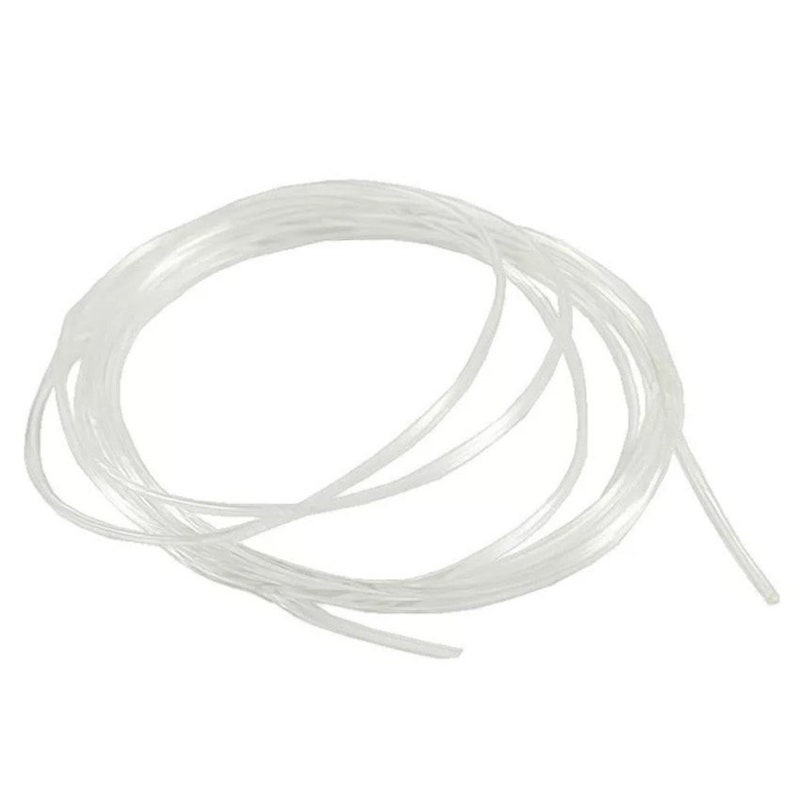 Puede incluir: Primer plano de un tubo flexible transparente blanco. El tubo est&aacute; enrollado y parece estar hecho de pl&aacute;stico.