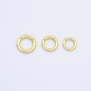 Puede incluir: Tres anillos de salto de metal de color dorado de diferentes tamaños. Los anillos son sin costuras y tienen un acabado pulido.