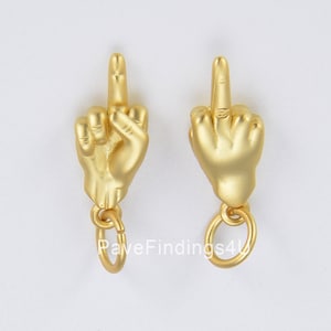Delicato ciondolo a forma di dito medio in oro 18 carati, ciondolo con gesto della mano, ciondolo FUCK per bracciale, collana, orecchino, componente di fornitura, CP1535