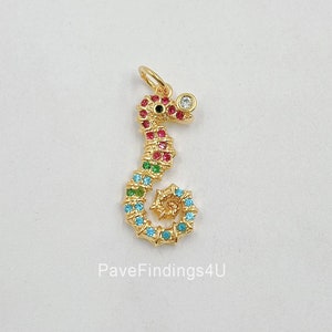 Ciondolo in oro 18 carati con zirconi cubici e micro pavé, ciondolo con cavalluccio marino pavé, ciondolo con cavalluccio marino pavé per collana e bracciale, CP1409