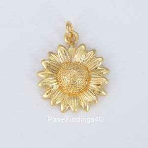 Delicato ciondolo a forma di girasole, ciondolo a forma di fiore in oro per bracciale, orecchini, collana, ciondolo a forma di fiore di sole in oro 18 carati per giardino estivo ispirato, 23 x 18 mm CP1557