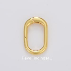 Puede incluir: Cierre de metal ovalado de color dorado con cierre de resorte. El cierre está diseñado para sujetarse a joyas u otros accesorios.