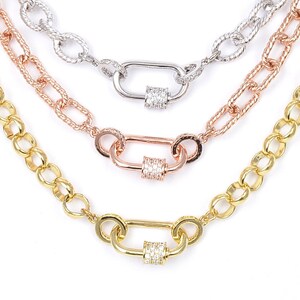 K&ouml;nnte beinhalten: Drei goldene Kettenhalsketten mit einem Diamant-Pav&eacute;-Verschluss. Die Ketten sind in verschiedenen Stilen gehalten, eine ist eine Curb-Kette, eine ist eine Seil-Kette und eine ist eine Box-Kette.