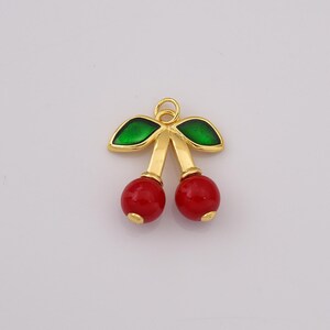 Ciondolo a forma di ciliegia in smalto riempito d'oro, ciondolo a forma di frutto rosso con foglie verdi per la creazione di gioielli fai da te, collane, bracciali, gioielli estivi, CP2248