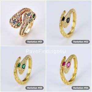 Könnte beinhalten: Vier goldfarbene Schlangenringe mit verschiedenen Edelsteinen. Die Ringe haben alle das gleiche Design, aber die Edelsteine sind in verschiedenen Farben. Der erste Ring hat mehrfarbige Edelsteine, der zweite Ring hat schwarze Edelsteine, der dritte Ring hat grüne Edelsteine und der vierte Ring hat rote Edelsteine.