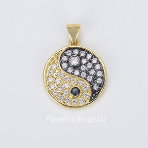Könnte beinhalten: Goldfarbener Anhänger mit einem Yin-Yang-Symbol mit schwarzem und weißem Emaille und klaren und schwarzen Zirkonia-Steinen.