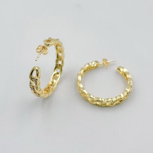 Dainty Chain Shaped Huggie Hoop Earrings, 18K Gold Large Hoop Earrings Pair, Link Chain Hoop Earrings, Hoop Ear Huggers, 35mm, ER159