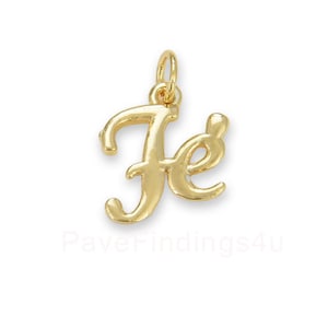 May include: Gold charm with the word "Je" in a cursive script.